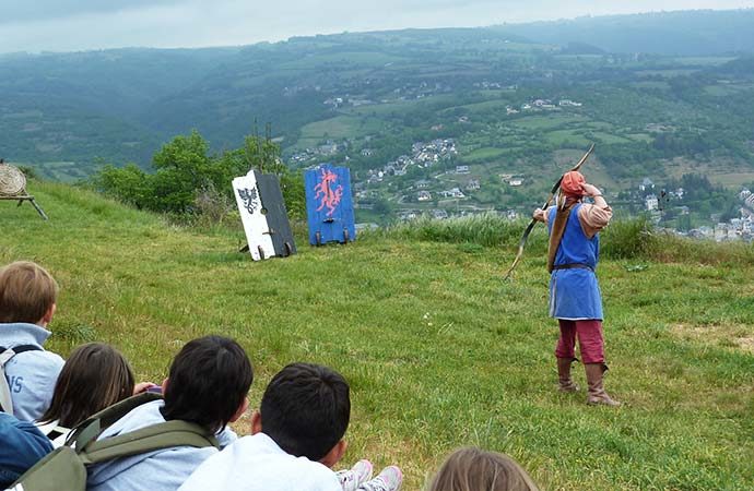 Image activité-tir-a-larc-calmont-dolt Classe de découverte Côté Découvertes