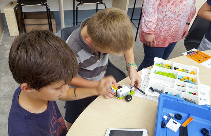 Image un-atelier-de-robotique Classe de découverte Côté Découvertes Classe de découverte Côté Découvertes