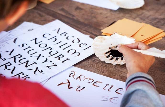 Image atelier-ecriture-moyen-age Classe de découverte Côté Découvertes