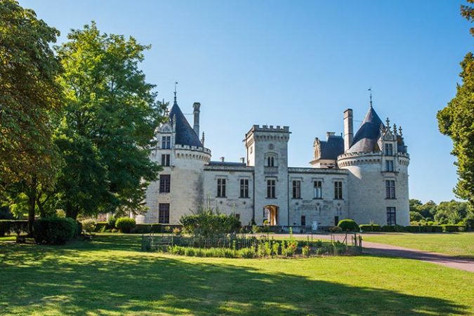 Vue de l'extérieur du château de Brézé et des jardins