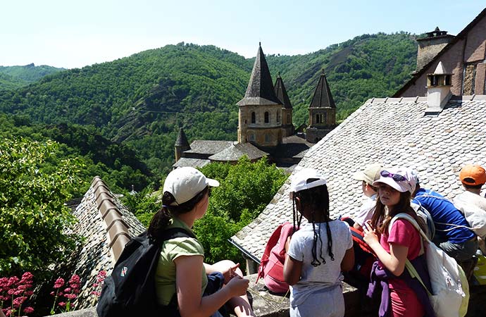 enfants chemin-compostelle village patrimoine classes découvertes aveyron