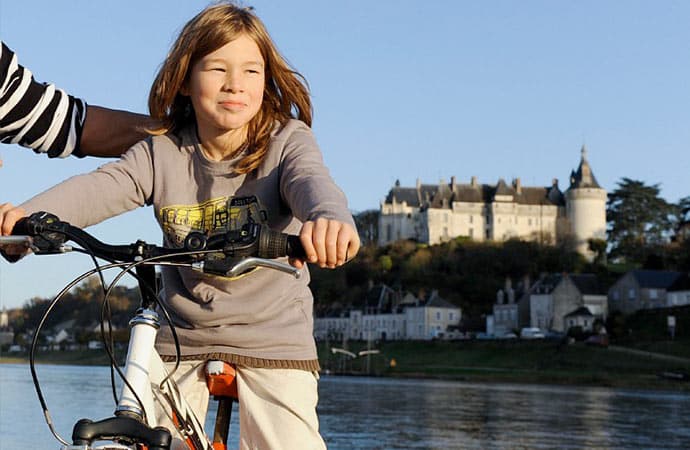 Enfant en vélo au bord de la Loire