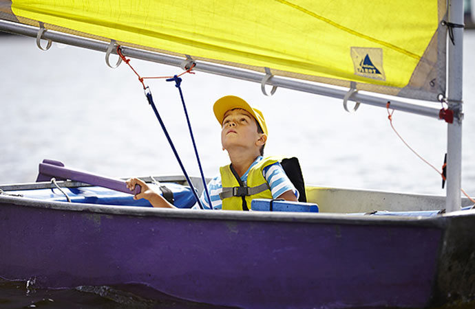 Séance de voile pendant le voyage scolaire sur la côté atlantique