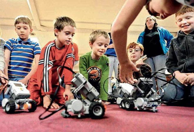 Image enfants-robot Classe de découverte Côté Découvertes