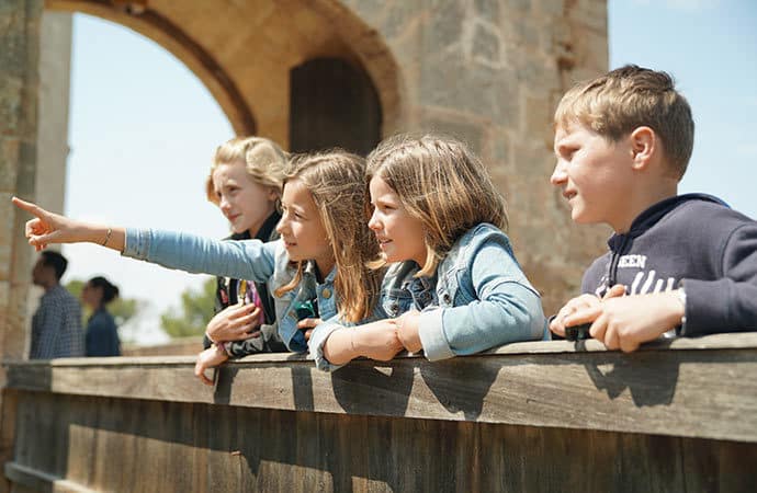 Image enfants-barcelone Classes sans frontières Classes de découverte Côté Découvertes