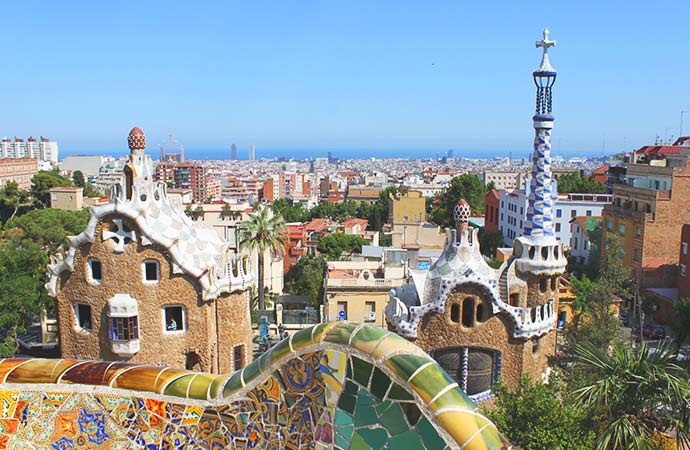 parc-güell surplombant la ville de barcelone