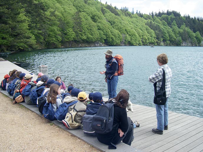 classe de primaire et professeurs au bord du lac Pavin