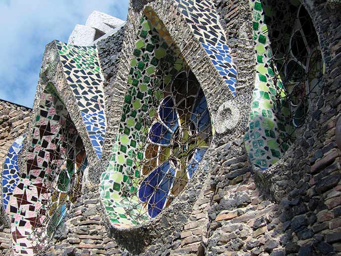 crypte de gaudi oeuvre architecture modernisme à la Colonia