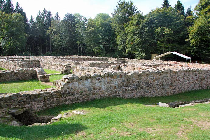 vestiges d'une maison gallo-romaine sur le site archéologique naturel de Bibracte