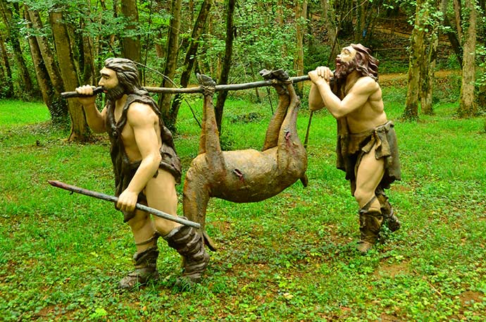 Sculpture hommes préhistoriques Préhistoparc Périgord