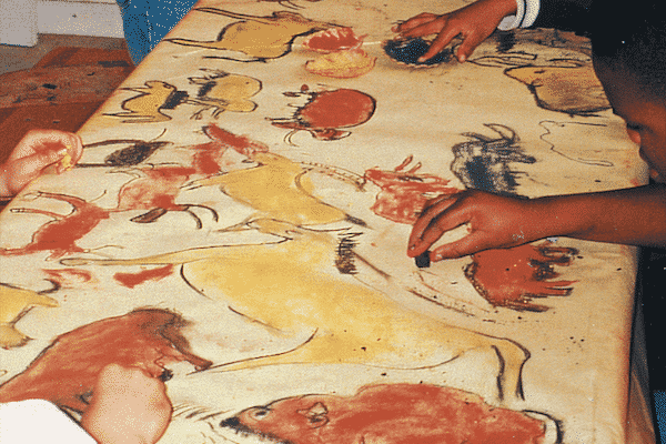 enfants dessinant une fresque de la préhistoire