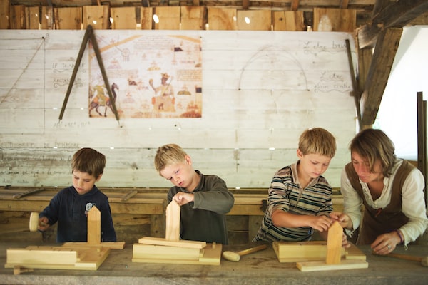 enfants en atelier classe découvertes sans cartable sur la préhistoire