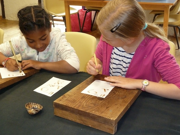 élèves en atelier calligraphie histoire classes de découvertes