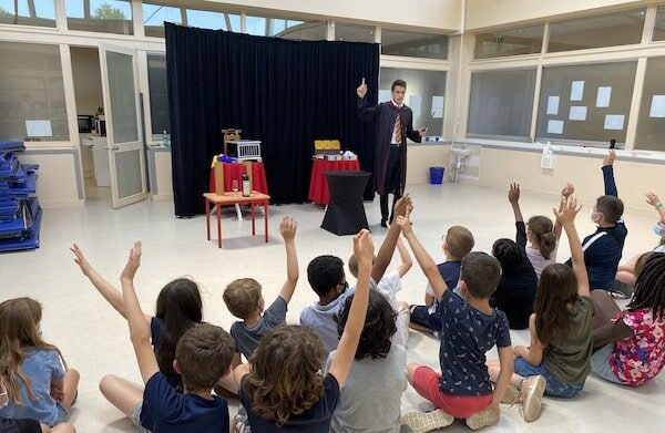 atelier spectacle magie élèves en classe découverte cirque
