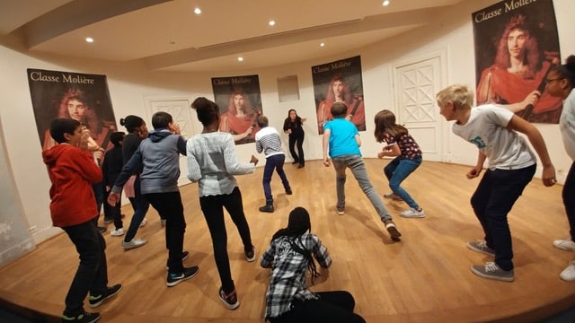 image mouvement theatre-classes-sans-cartable-cote-decouvertes