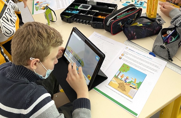 image robot tablette-classes-sans-cartable-cote-decouvertes