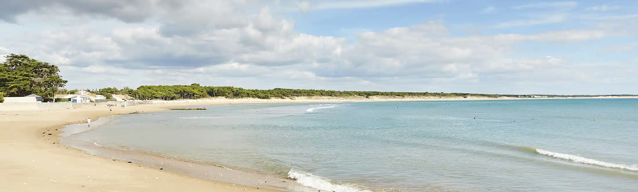 Balade sur la plage pendant une classe de mer en Vendée