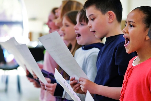 enfants réalisant un court d'opéra en groupe
