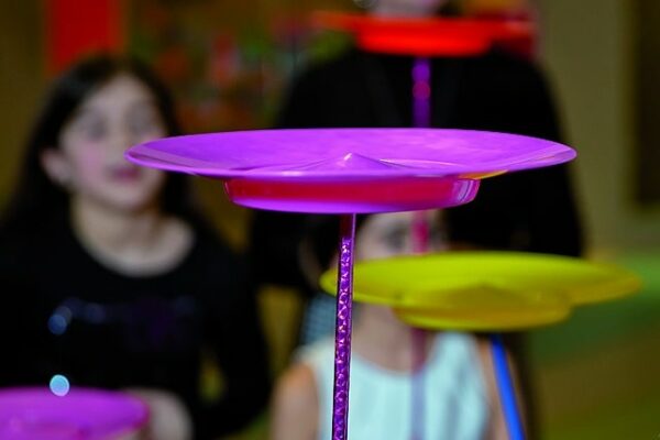 élèves en activité de cirque avec assiettes chinoises