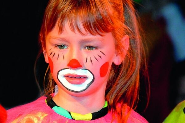 enfant en classe découverte maquillée clown thème cirque