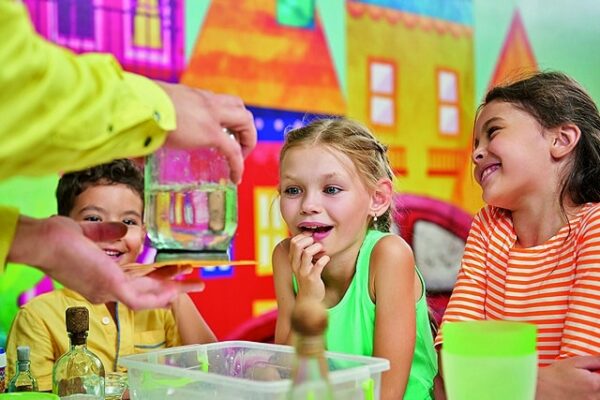 élèves réalisant des activités scientifiques physique et chimie