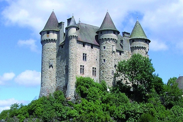 forteresse patrimoine auvergne médiéval