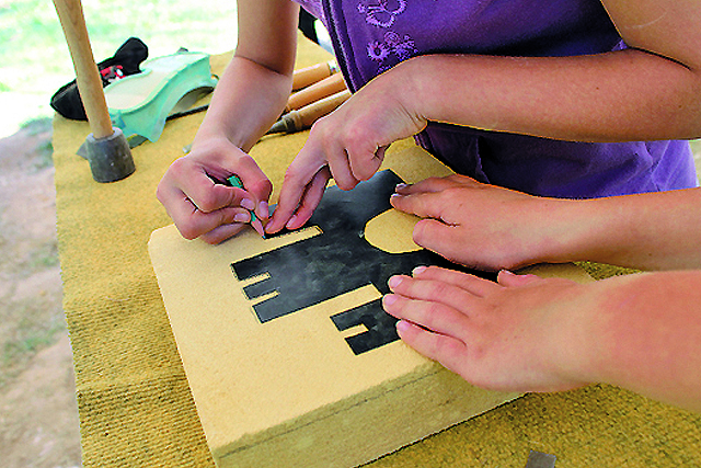 activité-médiévale enfants taille de pierre classe découvertes