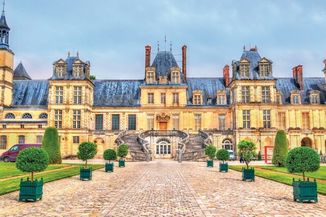 dessin du château de fontainebleau résidence de Molière
