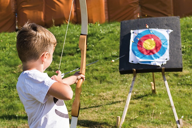 Enfant en classe découverte activité tir à l'arc