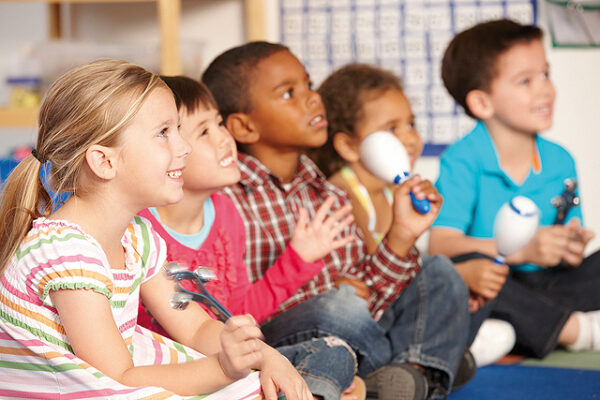 enfants activité musique maracas classe-sans-cartable