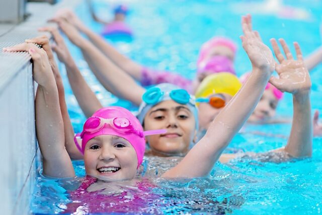 Élèves dans une piscine pour un cours de natation
