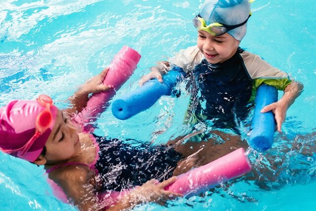 Fillettes avec des frites dans une piscine