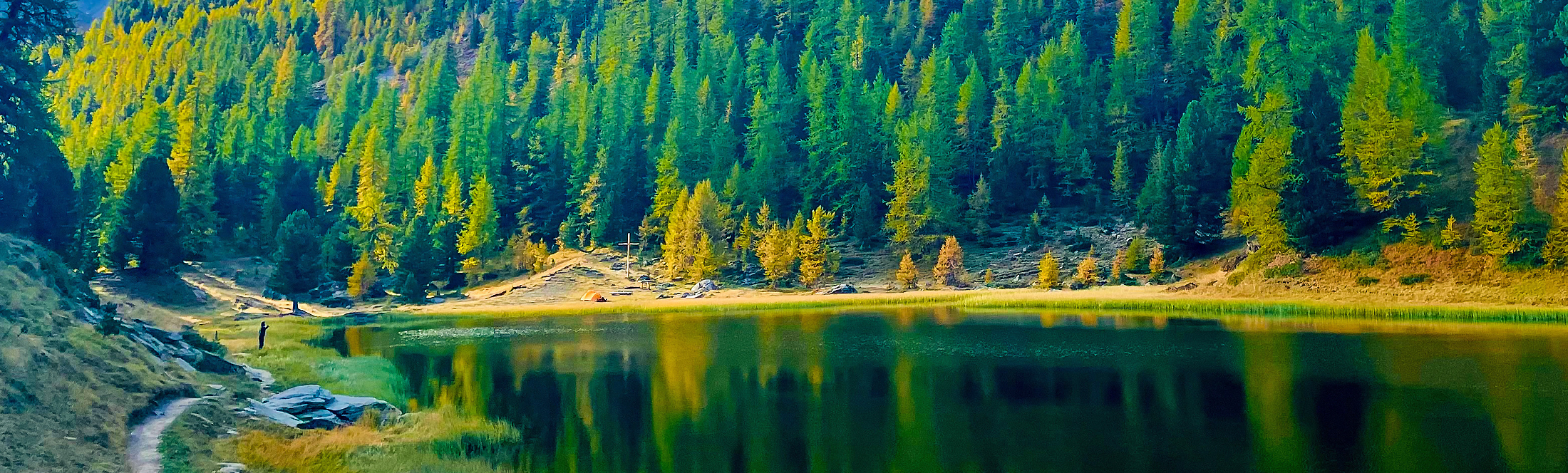 Randonnée et pause pique-nique au bord d'un lac du Queyras pendant un voyage scolaire