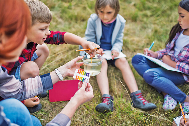 Image analyse de l'eau par groupe scolaire©Dominique Viet