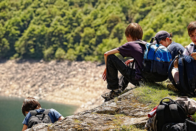Image groupe scolaire en sortie près d'un lac©Dominique Viet