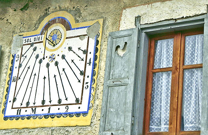 Cadran solaire sur une façade de maison de village dans le Queyras
