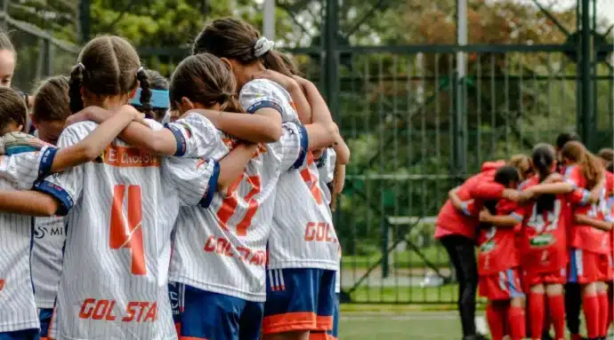 élèves en tournois de sport pour financer un voyage scolaire