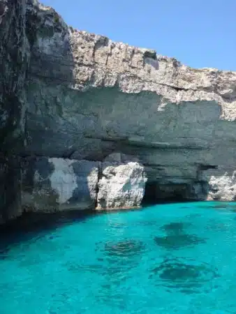 lagons bleu ciel à malte avec falaise