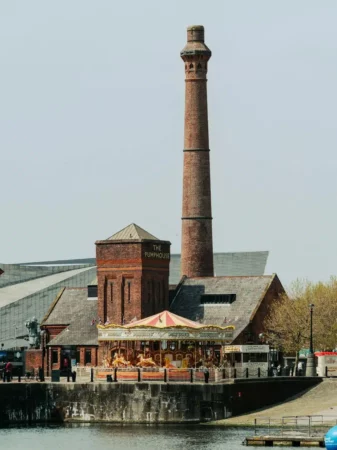 Quai de Liverpool avec manège