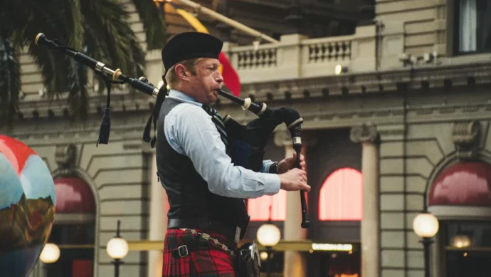 musicien celtique dans une rue en Écosse