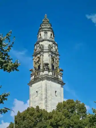tour de l'horloge de l'hotel de ville de Cardiff