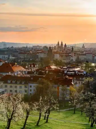 vue de loin de la ville de prague