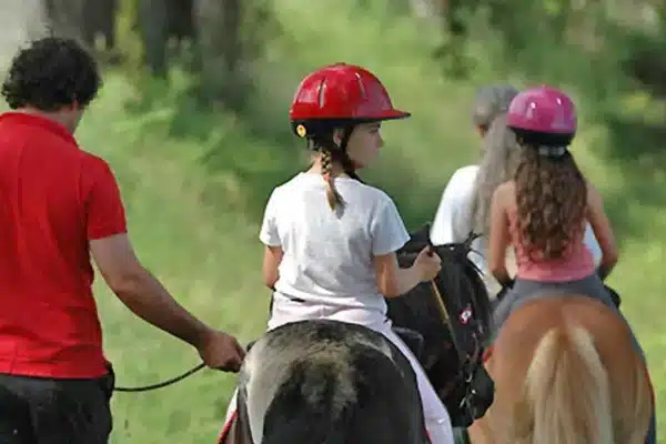 élèves en initiation à l'équitation en classes découvertes