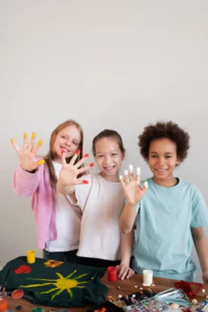élèves en activité art avec les doigts colorés de peinture