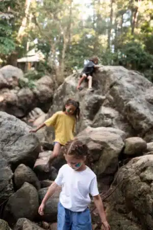 enfants marchant dans la nature entre les rochers