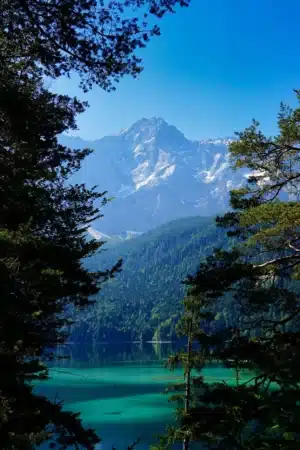 montagne et lac bleu nature soleil