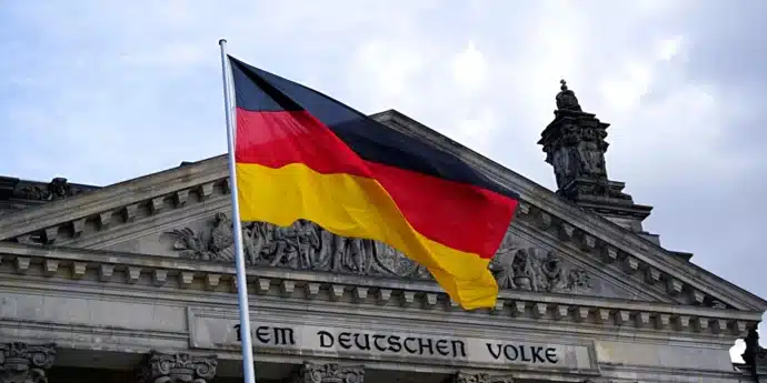 Monument avec le drapeau de l'Allemagne