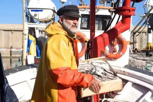 pêcheur sur son bateau pendant une visite de l'Île d'Oléron