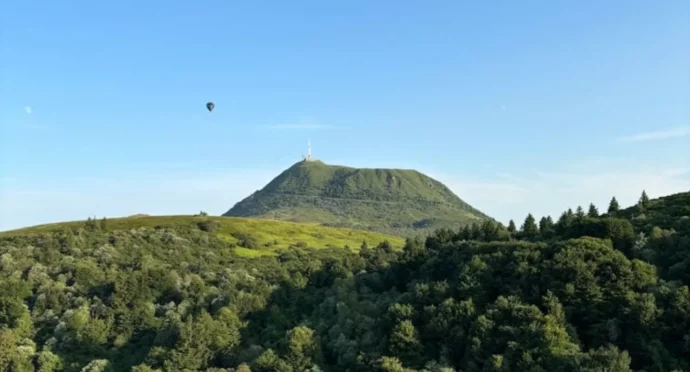 volcan avec montgolfière et ciel bleu