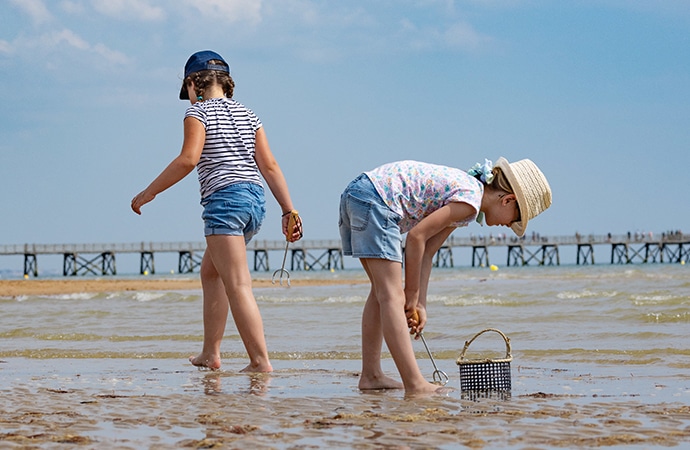 des enfants pêchent à pied sur une plage de vendée